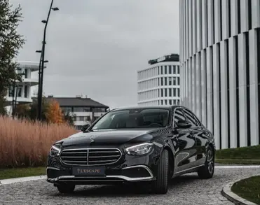 Luksusowy wynajem: Mercedes czy BMW z kierowcą? | L'Escape
