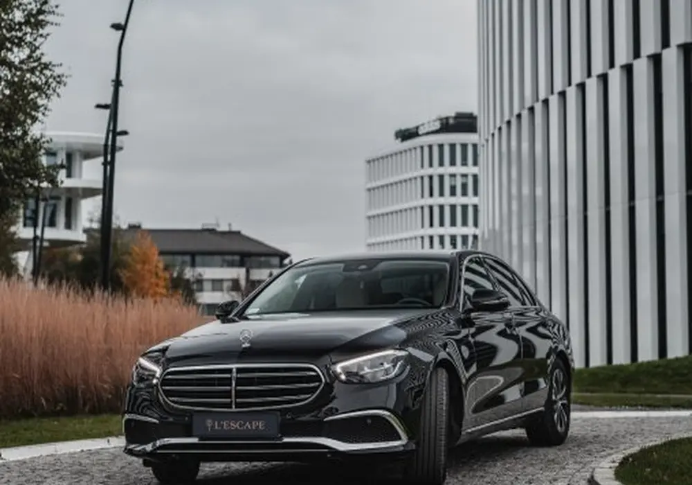 Luksusowy wynajem: Mercedes czy BMW z kierowcą? | L'Escape